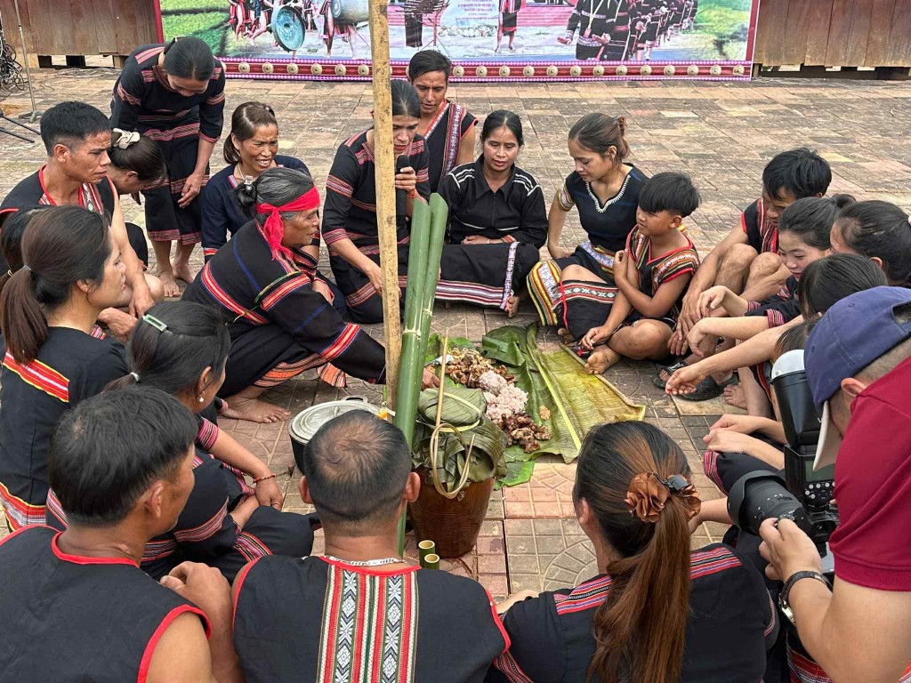 Kon Tum: Khai mạc phiên chợ sâm Ngọc Linh, dược liệu