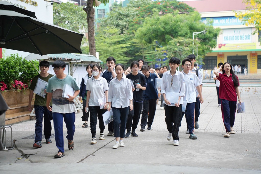 Thí sinh Hà Nội hoàn thành kỳ thi tuyển sinh vào lớp 10 công lập. Ảnh: Phạm Mạnh