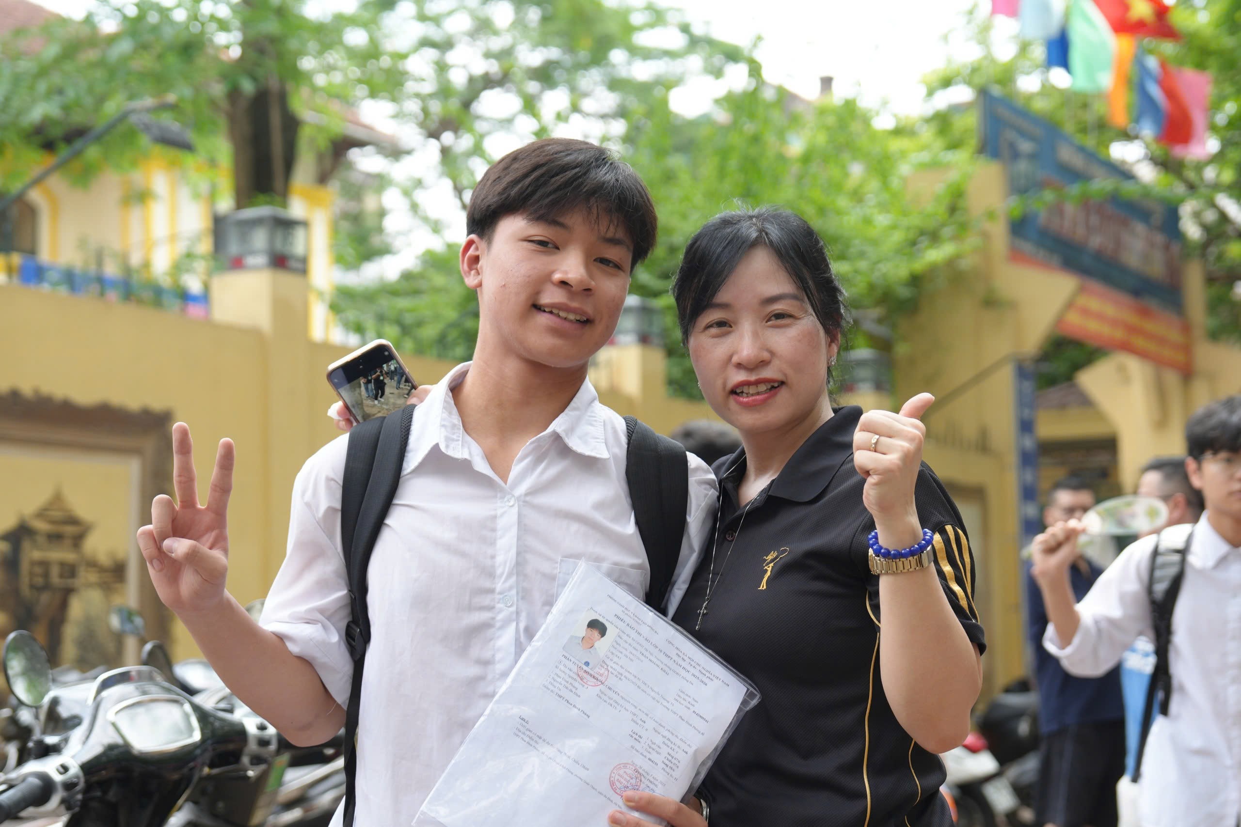 Sỹ tử Thủ đô rạng rỡ, hoàn thành bài thi môn Toán