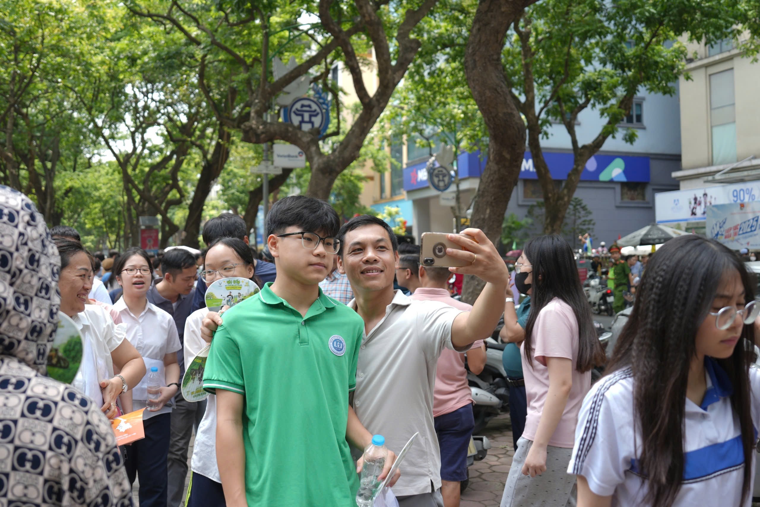 iệc các thí sinh thoải mái tinh thần sau môn thi này cũng khiến các bậc phụ huynh cảm thấy yên tâm hơn