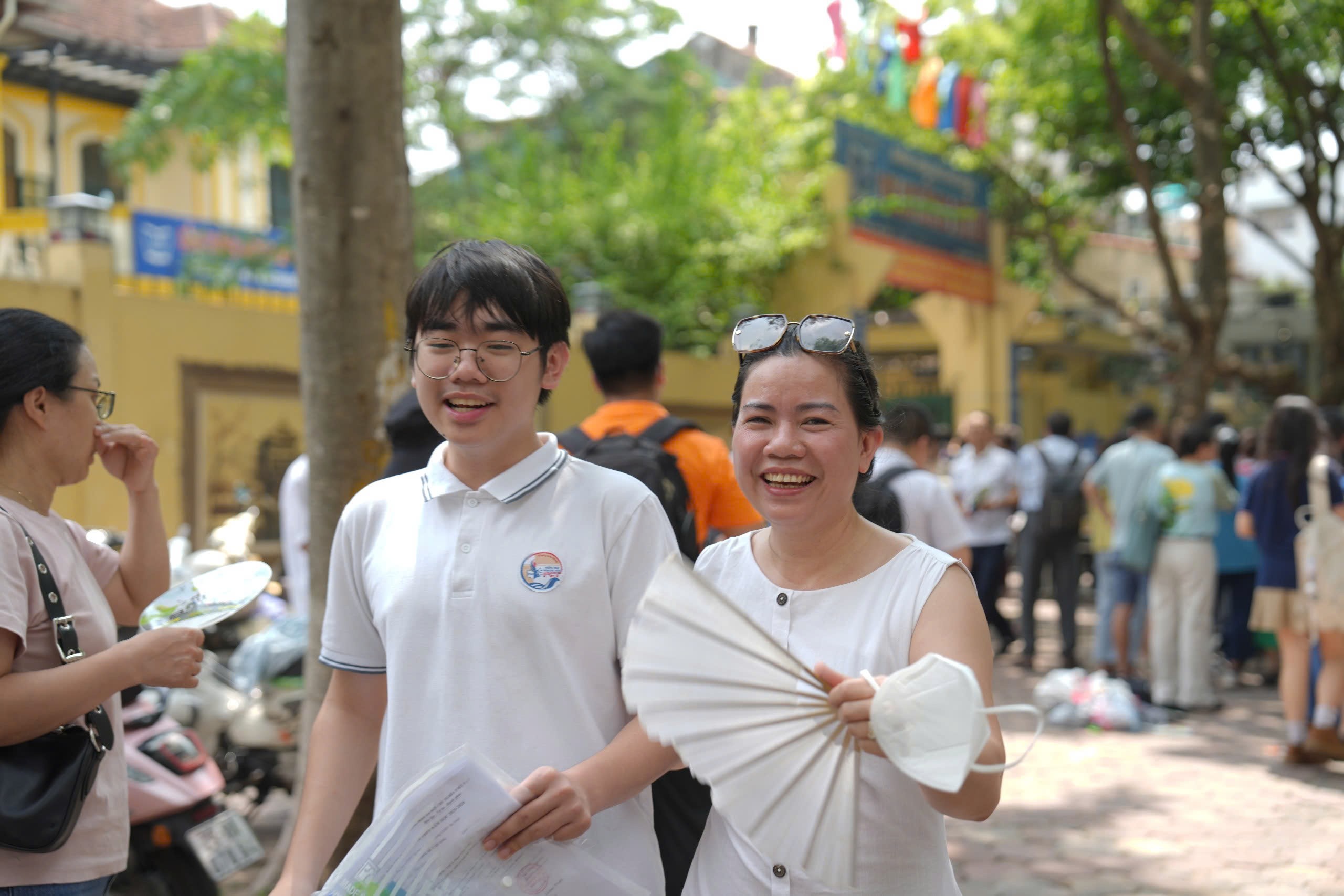hí sinh tại điểm thi THPT Nguyễn - Trãi Ba Đình được người thân đón sau buổi thi môn Toán