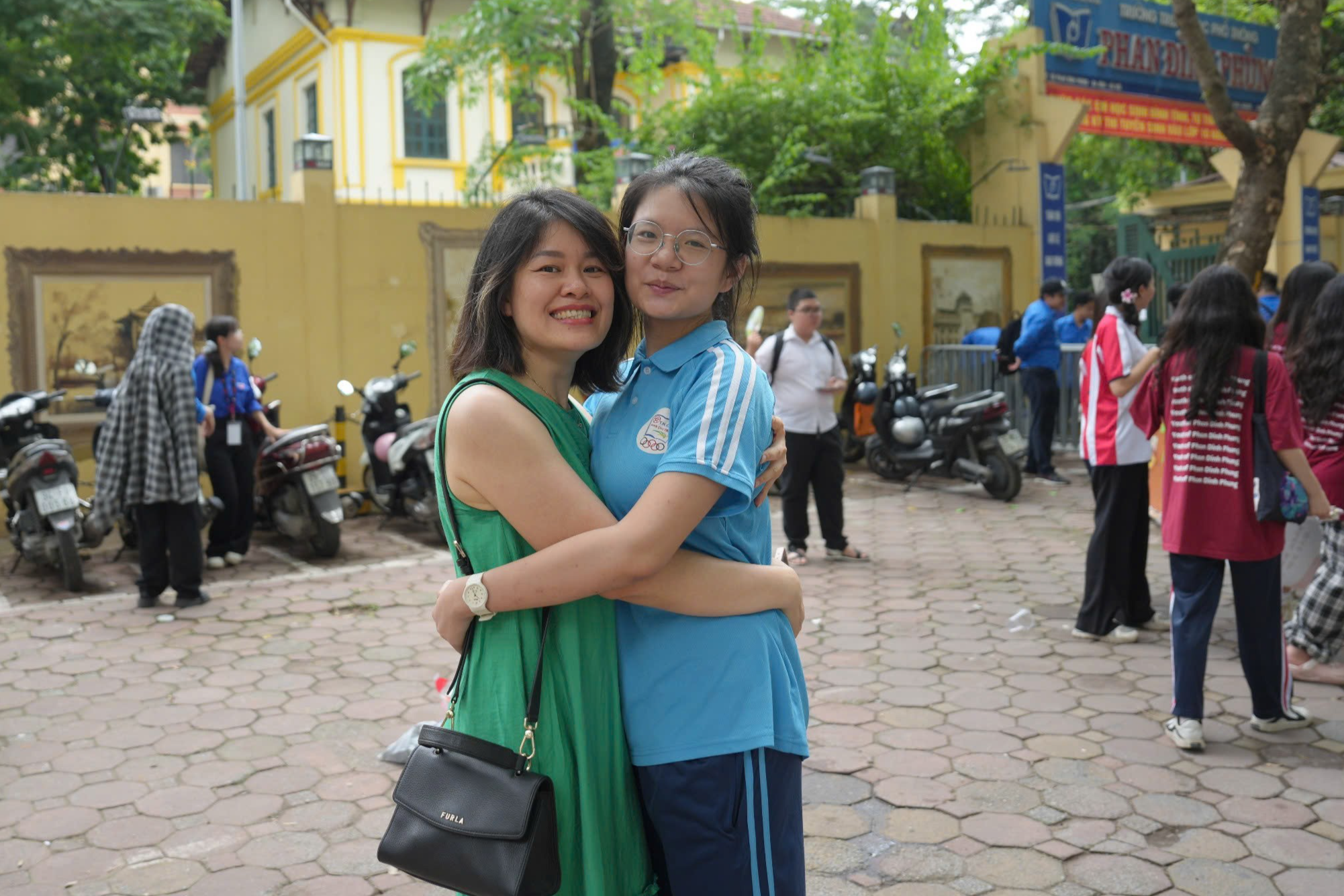 Sỹ tử Thủ đô rạng rỡ, hoàn thành bài thi môn Toán
