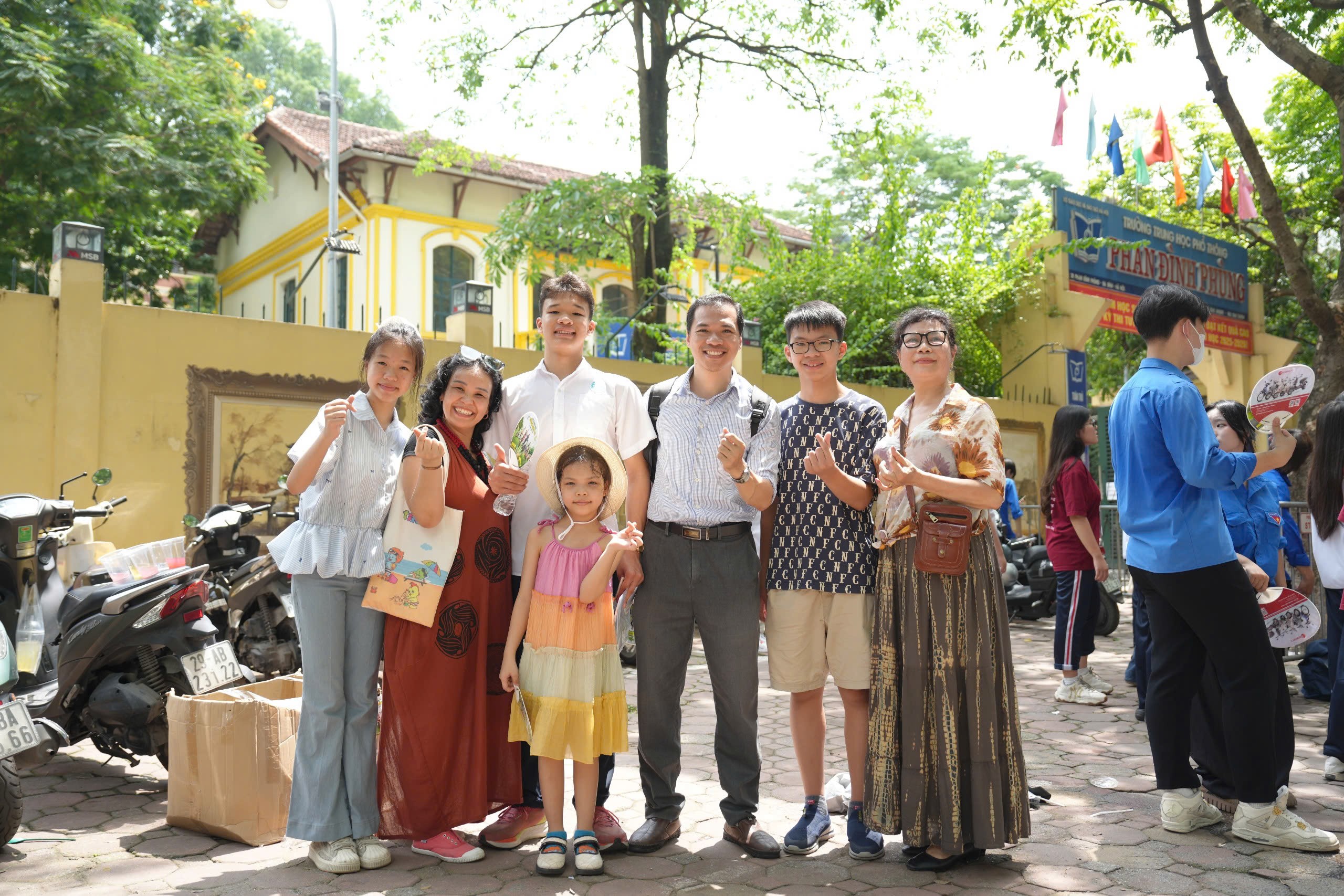Sỹ tử Thủ đô rạng rỡ, hoàn thành bài thi môn Toán