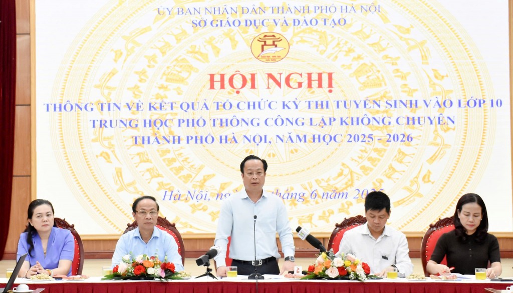 Nhấn vào ảnh để phóng to Giám đốc Sở GD&ĐT Hà Nội Trần Thế Cương thông tin tại hội nghị