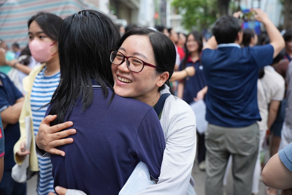 Nhấn vào ảnh để phóng to Phụ huynh ôm con vào lòng sau khi kết thúc môn thi cuối, kỳ thi tuyển sinh vào lớp 10