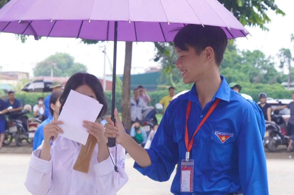 Những khoảnh khắc siêu đáng yêu của “áo xanh” tiếp sức mùa thi