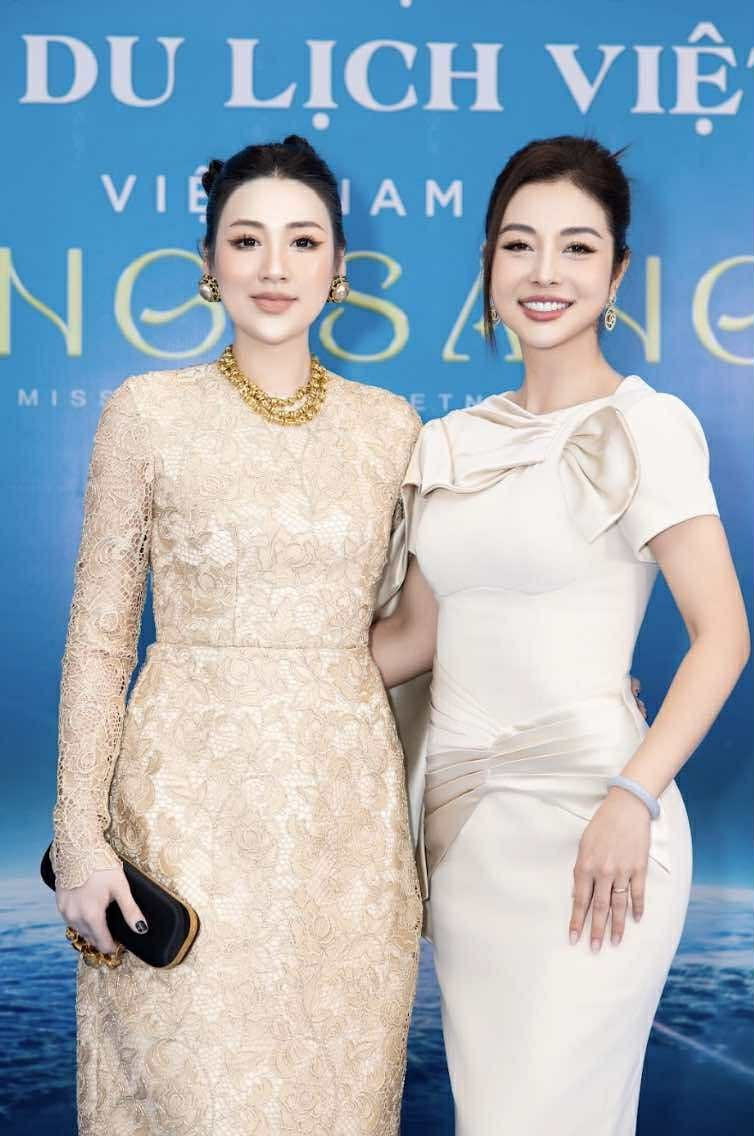 Hoa hậu Jennifer Phạm và Á hậu Tú Anh