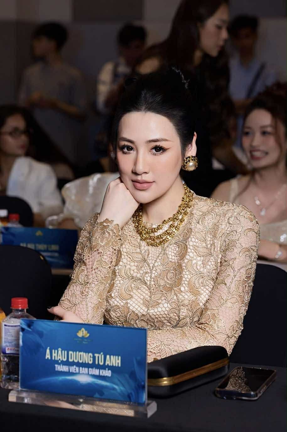 Á hậu Tú Anh