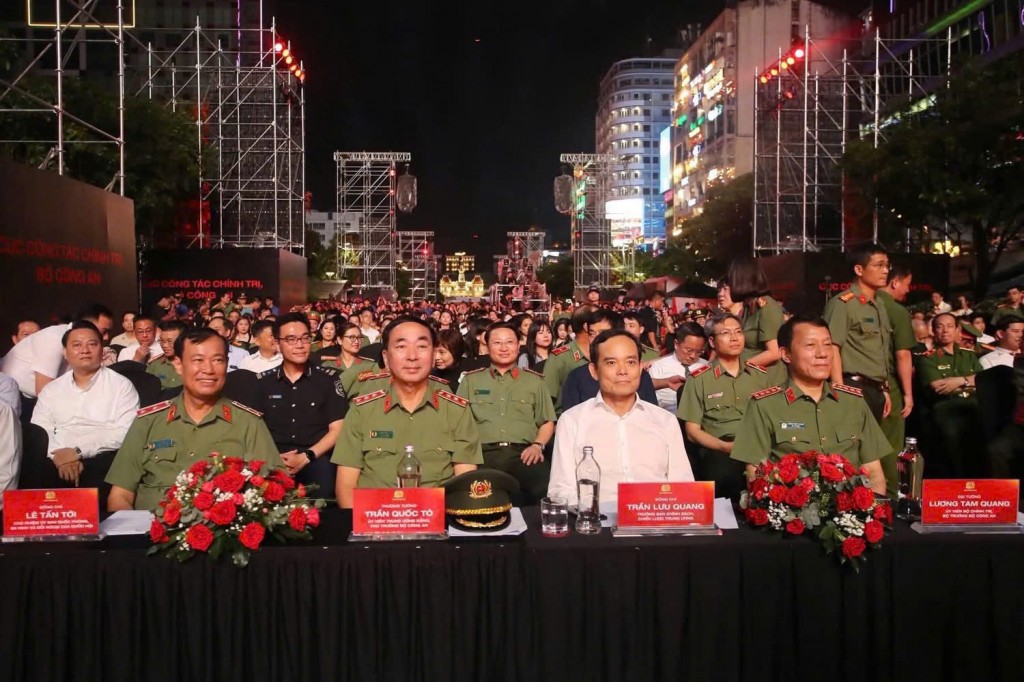Đại tướng Lương Tam Quang, Ủy viên Bộ Chính trị, Bí thư Đảng ủy Công an Trung ương, Bộ trưởng Bộ Công an cùng các đại biểu tham dự chương trình Đại tướng Lương Tam Quang, Ủy viên Bộ Chính trị, Bí thư Đảng ủy Công an Trung ương, Bộ trưởng Bộ Công an cùng các đại biểu tham dự chương trình