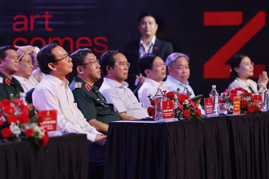 Hùng tráng gala âm nhạc “Vinh quang Công an Nhân dân Việt Nam” Hùng tráng gala âm nhạc “Vinh quang Công an Nhân dân Việt Nam”