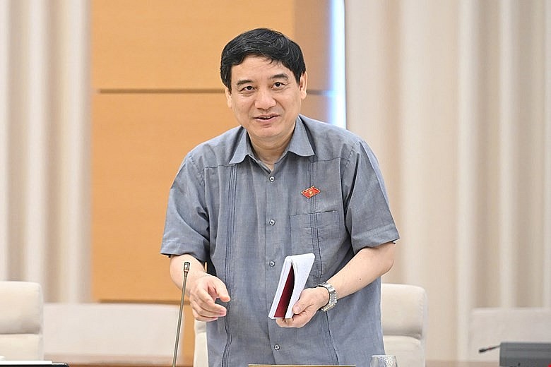 Chủ nhiệm Ủy ban Văn hóa và Xã hội của Quốc hội Nguyễn Đắc Vinh báo cáo tại phiên họp