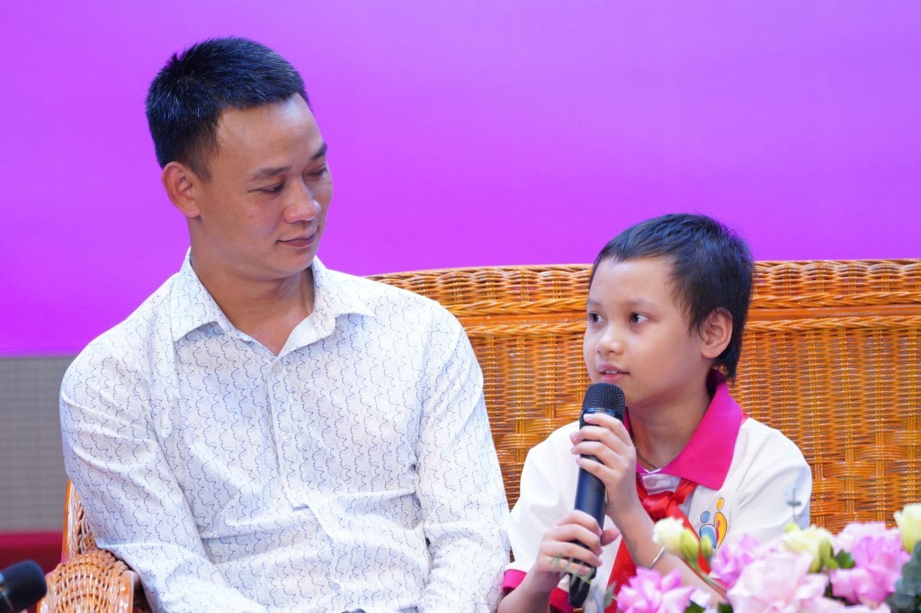 Lê Hà Minh Anh cùng bố