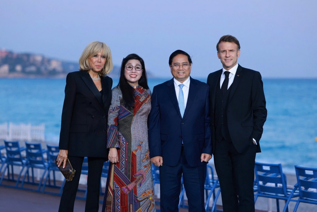 Tổng thống Pháp Emmanuel Macron và Phu nhân chào mừng Thủ tướng Phạm Minh Chính và Phu nhân tại tiệc chiêu đãi trọng thể - Ảnh: VGP/Nhật Bắc