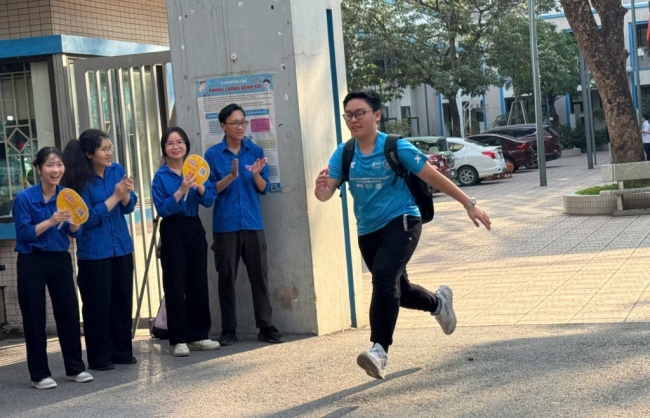 Thí sinh hoàn thành môn chuyên cuối, khép lại kỳ thi vào lớp 10