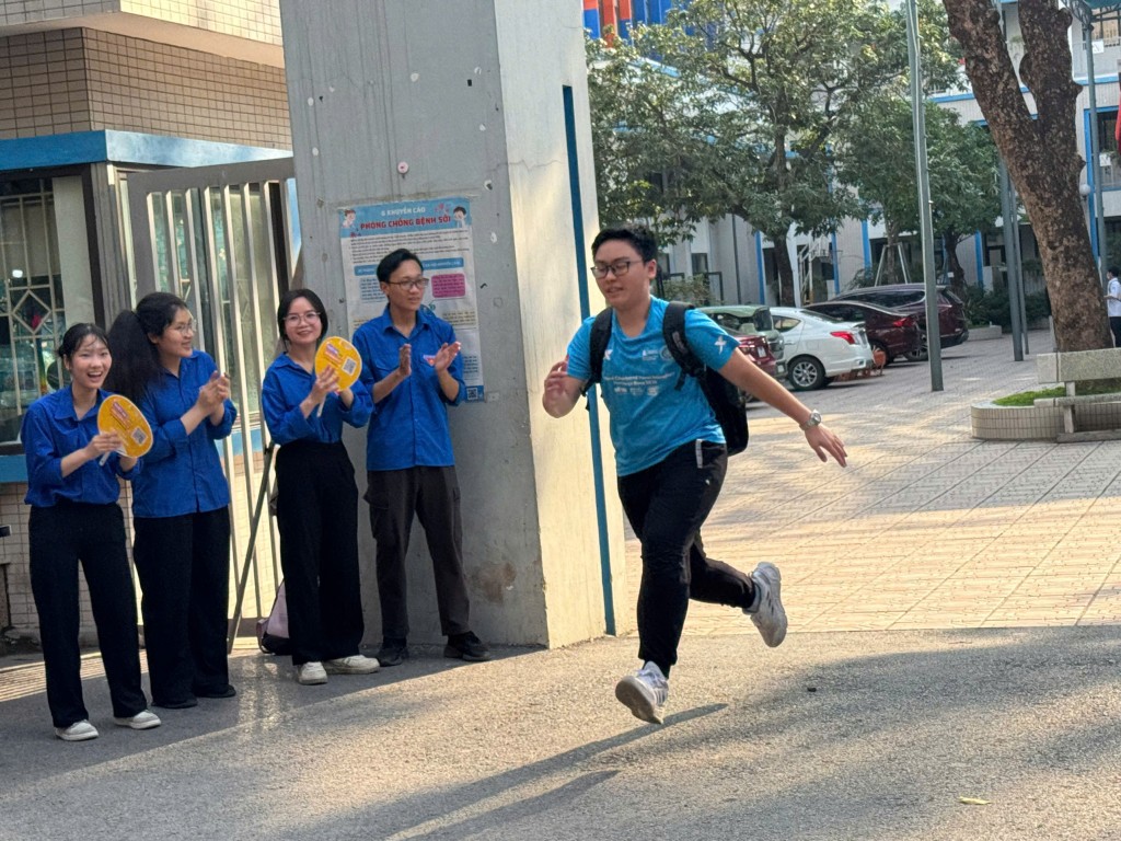 Thí sinh rời điểm thi THCS Thành Công chiều 9/6