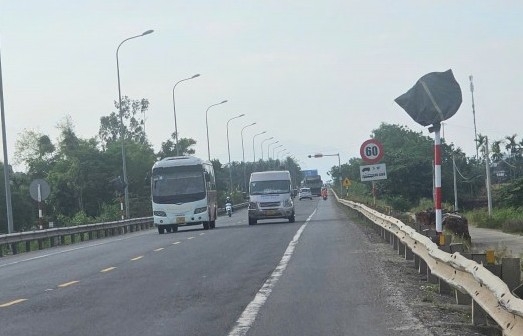Quảng Nam: Hàng loạt biển báo giao thông bất ngờ bị bịt kín