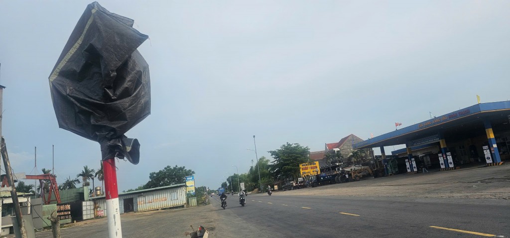 Quảng Nam: Hàng loạt biển báo giao thông bất ngờ bị bịt kín