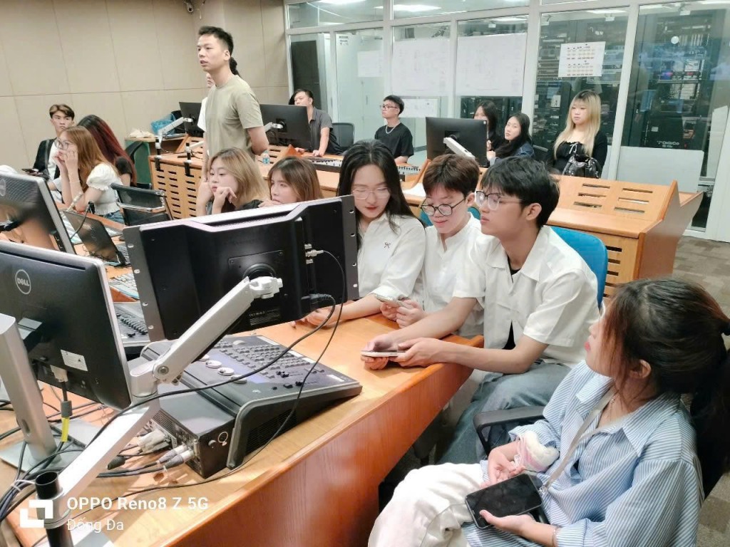 Các sinh viên Khoa Truyền thông và Thiết kế Trường ĐH Hòa Bình thăm và tìm hiểu qui trình sản xuất tại Kênh truyền hình Quốc phòng Việt Nam