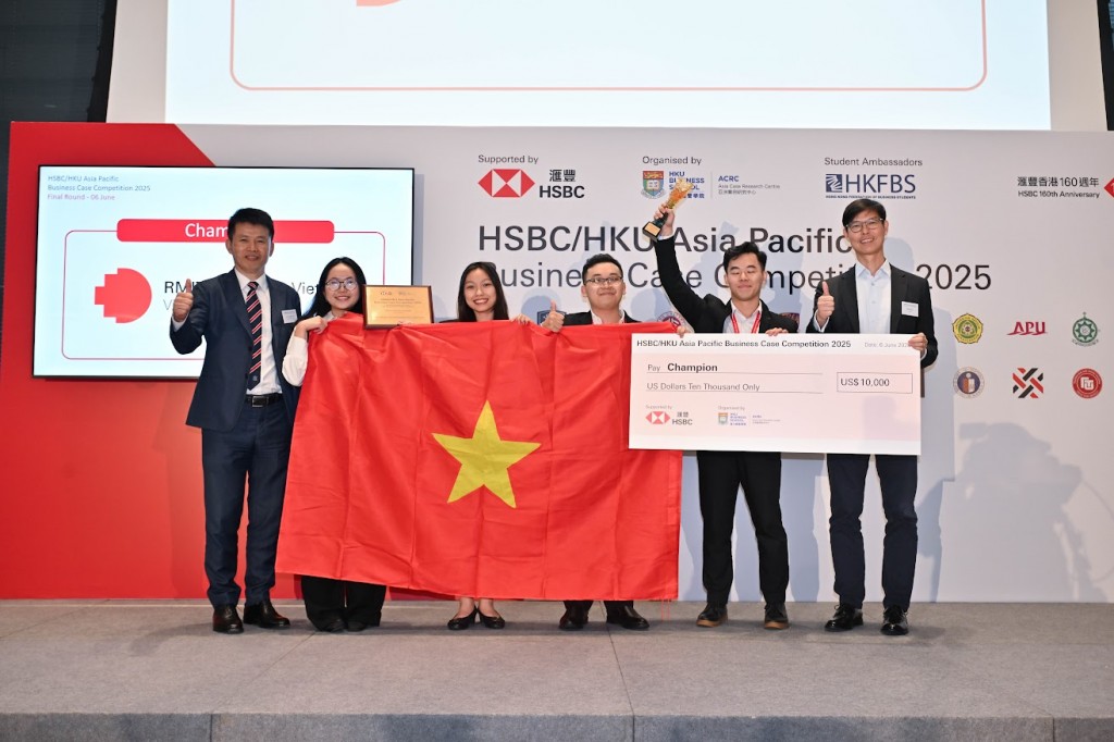 Khoảnh khắc đội Tsunami của Đại học RMIT Việt Nam giành chức vô địch châu Á – Thái Bình Dương tại Cuộc thi Giải quyết Tình huống Kinh doanh HSBC