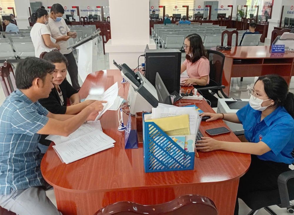 Các Trung tâm Phục vụ hành chính công huyện, thành phố phải bố trí cán bộ hướng dẫn người dân, tổ chức làm hồ sơ thông suốt (Ảnh: Hồ Văn)