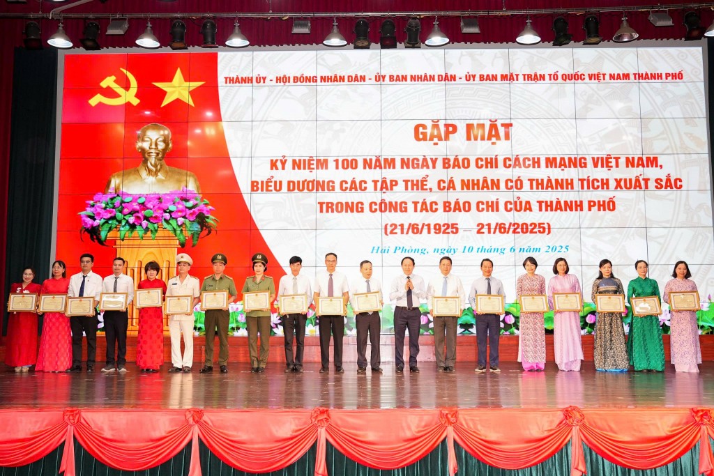 Đồng chí Lê Tiến Châu, Bí thư Thành ủy, Trưởng Đoàn ĐBQH Hải Phòng trao Bằng khen cho các tập thể.