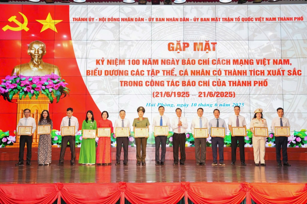 Đồng chí Nguyễn Văn Tùng, Phó Bí thư Thành ủy, Chủ tịch UBND thành phố trao Bằng khen cho các cá nhân.