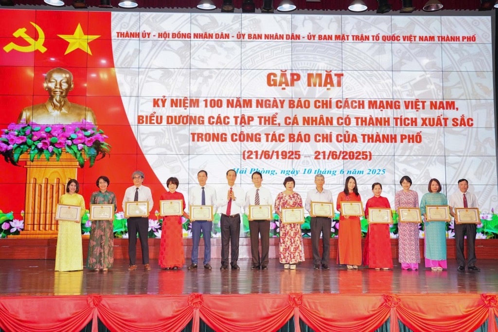 Đồng chí Đỗ Mạnh Hiến, Phó Bí thư Thường trực Thành ủy trao Bằng khen cho các cá nhân.