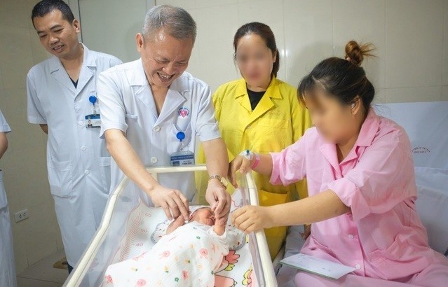Mổ đẻ cấp cứu cho sản phụ mắc bệnh tim bẩm sinh rất nặng