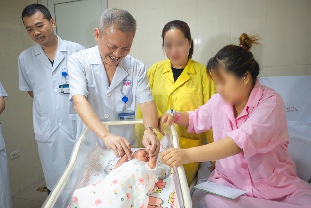 GS.TS Lê Ngọc Thành thăm lại bệnh nhân cũ của mình, nay đã sinh con.