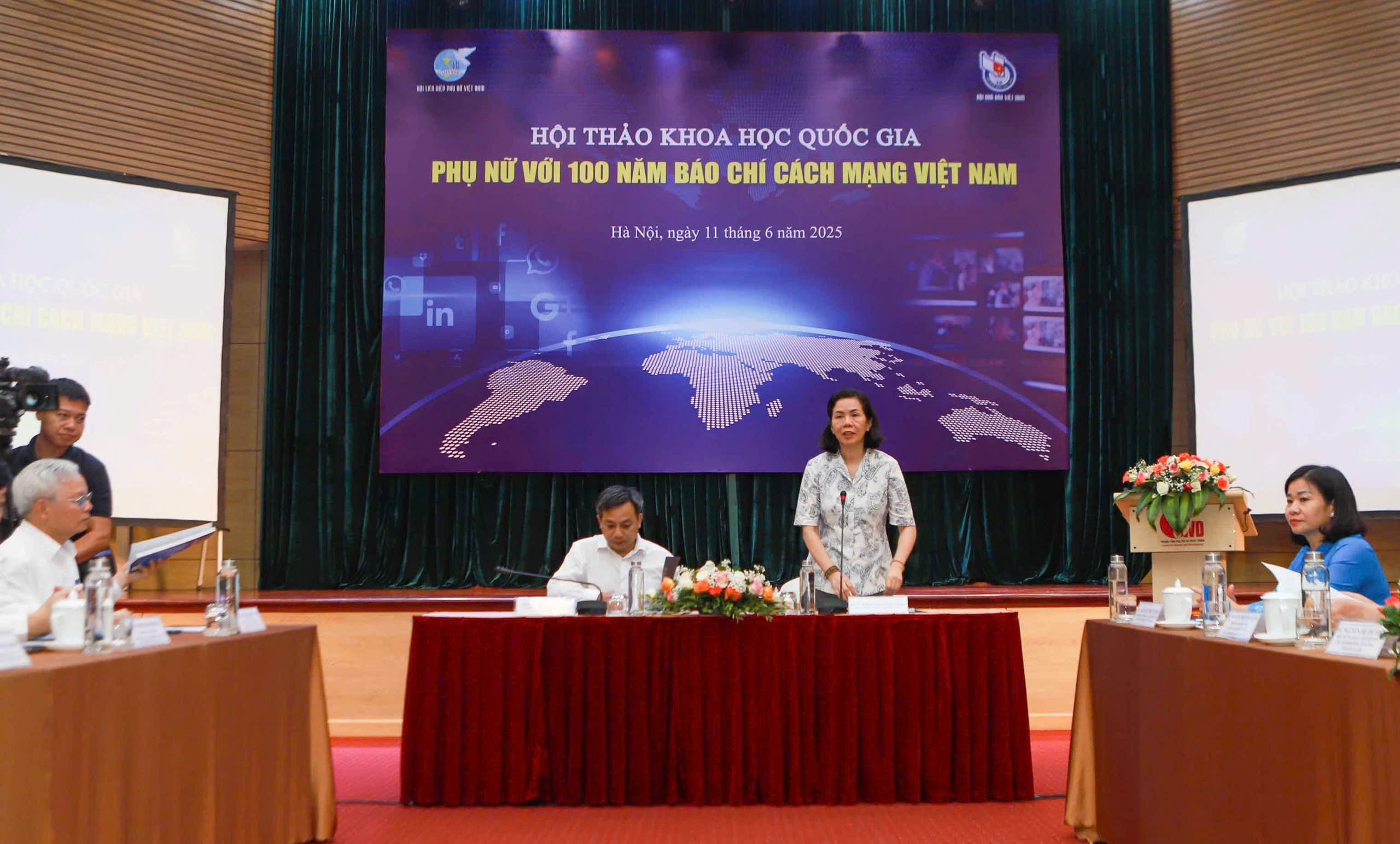 Ông Phan Toàn Thắng , Chánh Văn phòng Hội Nhà báo Việt Nam và bà Nguyễn Thị Minh Hương, Phó Chủ tịch Hội LHPN Việt Nam chủ trì Hội thảo