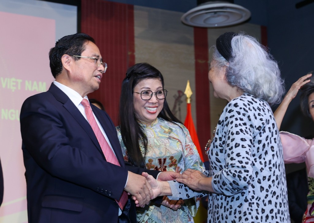 Thủ tướng Phạm Minh Chính và Phu nhân trò chuyện cùng đại diện cộng đồng người Việt Nam tại Pháp - Ảnh: VGP/Nhật Bắc