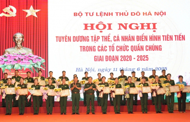 Tuyên dương 30 điển hình tiên tiến trong các tổ chức quần chúng