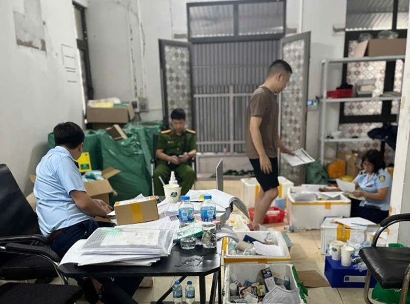Lực lượng chức năng kiểm tra 1 cơ sở kinh doanh mỹ phẩm