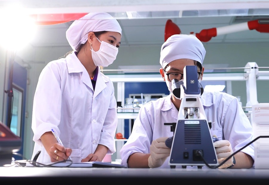 Nghiên cứu khoa học tại phòng thí nghiệm của Nhà máy Dược phẩm công nghệ cao CVI Pharma (Khu công nghệ cao Hòa Lạc).