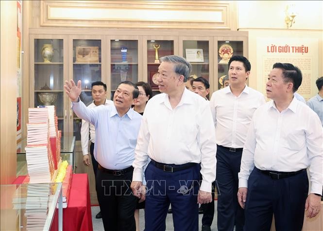 Tổng Bí thư Tô Lâm tham quan Phòng Truyền thống Ban Tuyên giáo và Dân vận Trung ương. Ảnh: Nhật Nam