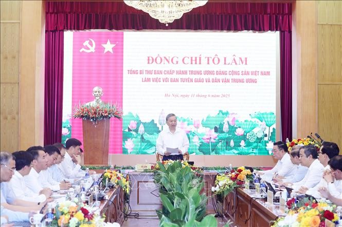 Quang cảnh buổi làm việc