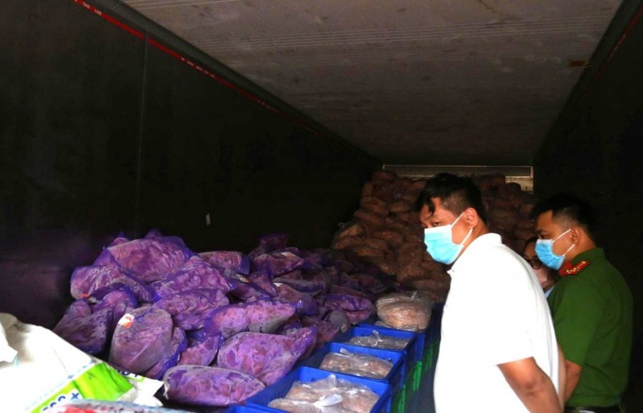 Thu giữ 11 tấn thực phẩm "bẩn" tuồn vào thị trường
