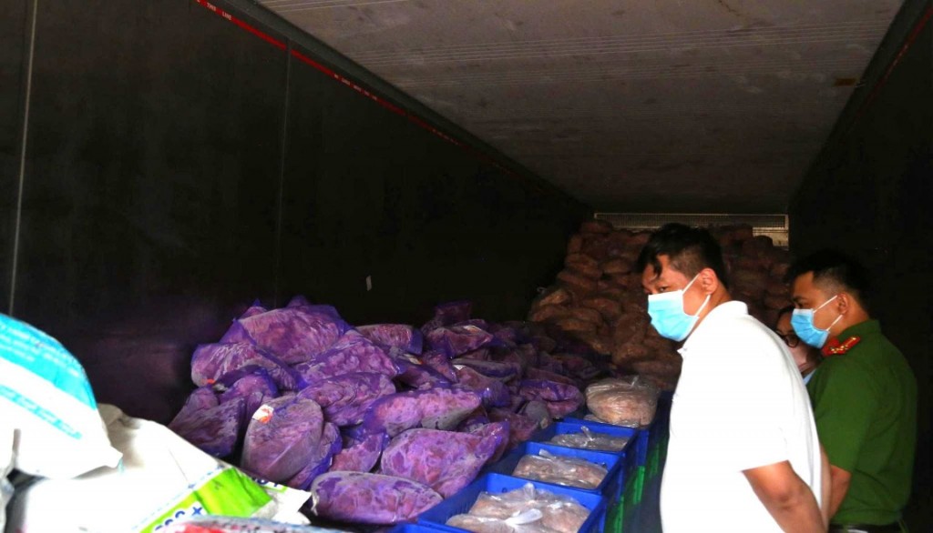 Kho thực phẩm đông lạnh hết hạn sử dụng. Chủ hàng khai bán ra thị trường cho công ty chế biến suất ăn công nghiệp.