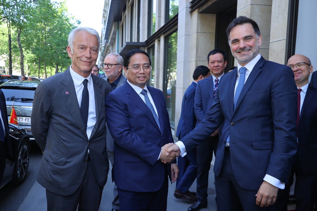 Ông Laurent Saint-Martin, Bộ trưởng đặc trách ngoại thương, Bộ Ngoại giao Pháp chào đón Thủ tướng Dự Diễn đàn Doanh nghiệp Việt Nam-Pháp - Ảnh: VGP/Nhật Bắc