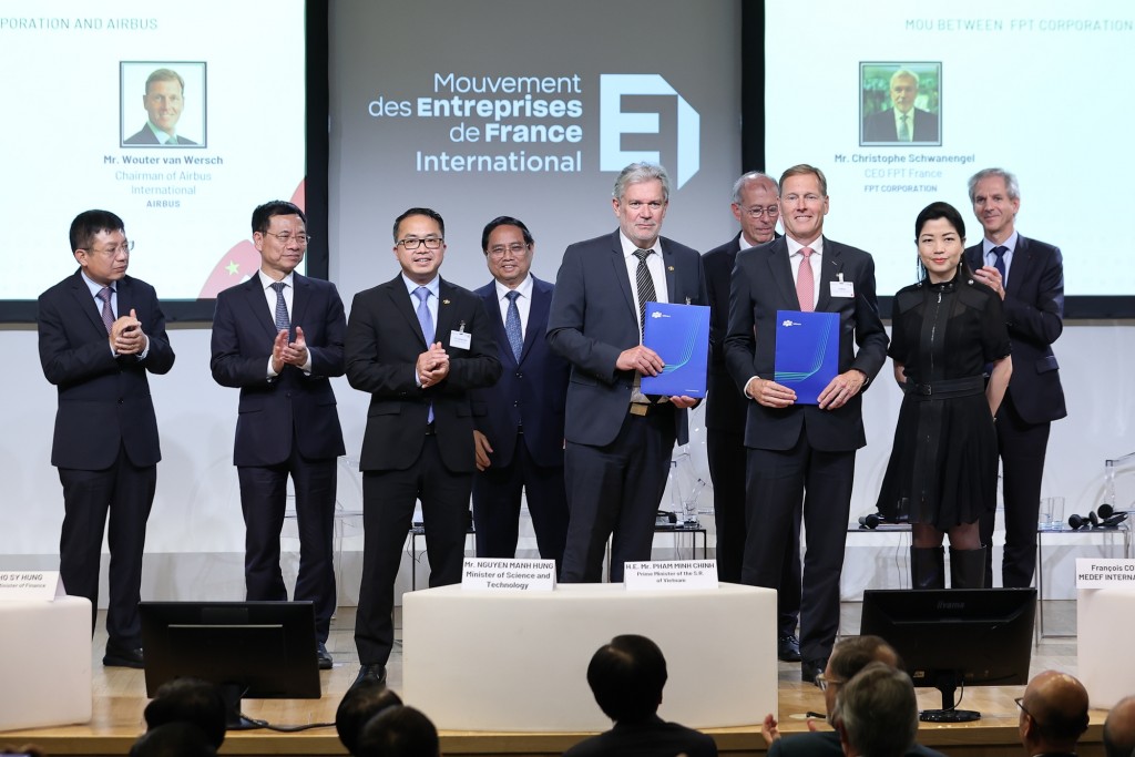 Thủ tướng chứng kiến lễ trao MOU giữa FPT và Tập đoàn AIRBUS về hợp tác về chuyển đổi số - Ảnh: VGP/Nhật Bắc