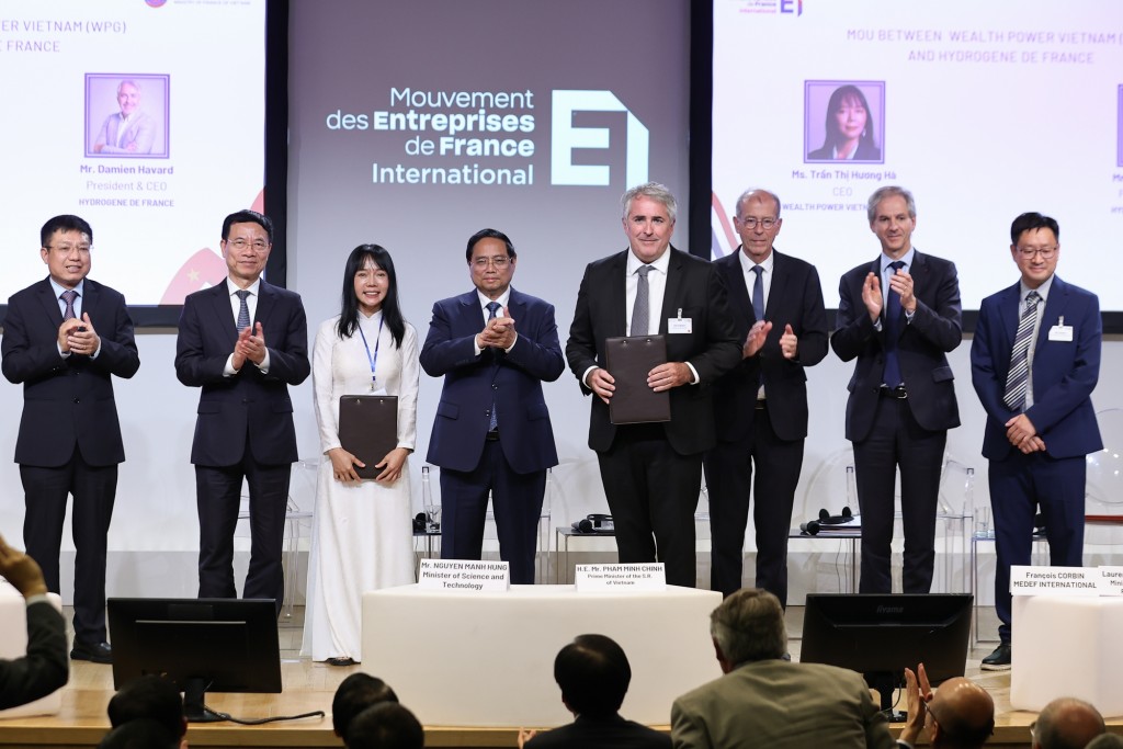 Thủ tướng chứng kiến lễ trao MOU giữa Tập đoàn Wealth Power ViệtNam và Tập đoàn HDF Energy SA về việc hợp tác nghiên cứu phát triển nhà máy sản xuất Hydrogen - Ảnh: VGP/Nhật Bắc