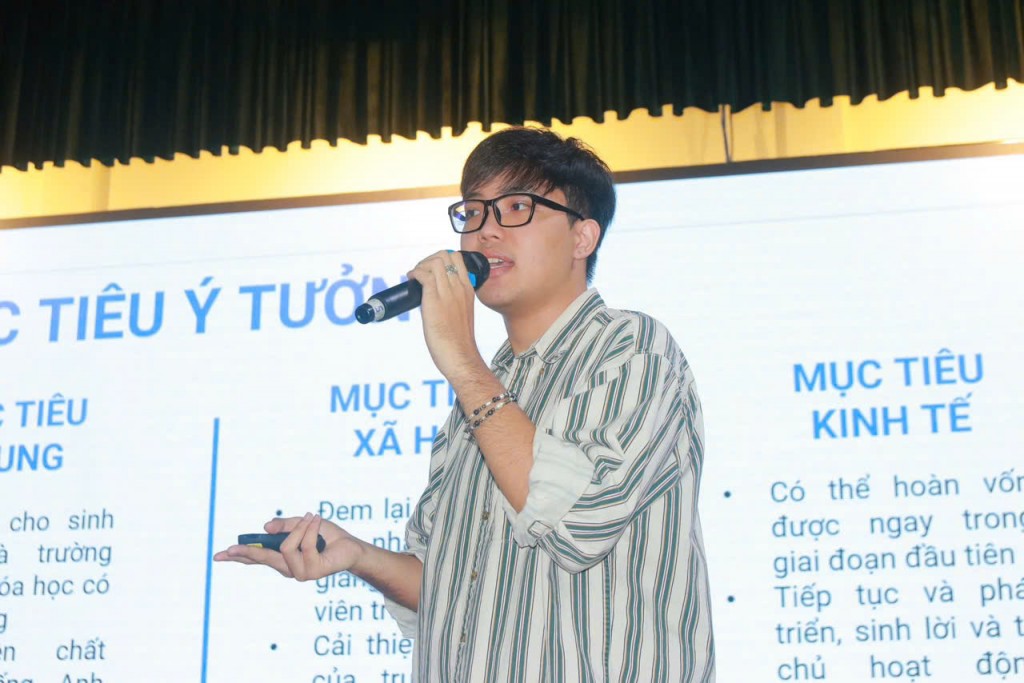 Sinh viên trường Đại học Thủ đô Hà Nội trình bày những ý tưởng khởi nghiệp sáng tạo thành hiện thực