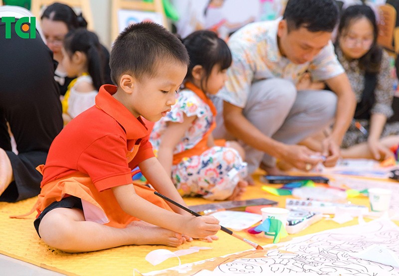 Các bé hào hứng với hoạt động vẽ tranh, làm diều tại Thu Cúc TCI, cơ sở Thụy Khuê. Ảnh: Thu Cúc TCI.