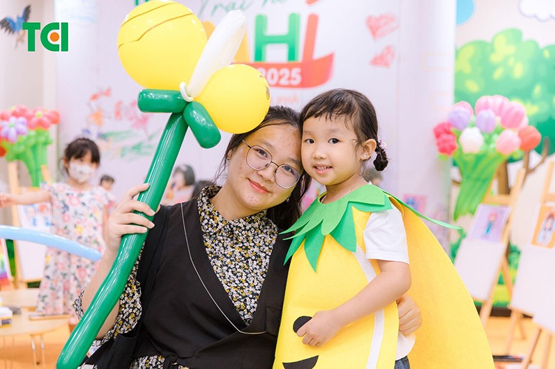 Các bé thích thú khi hóa thân thành những loại trái cây, bằng các bộ trang phục handmade, tỉ mỉ. Ảnh: Thu Cúc TCI.