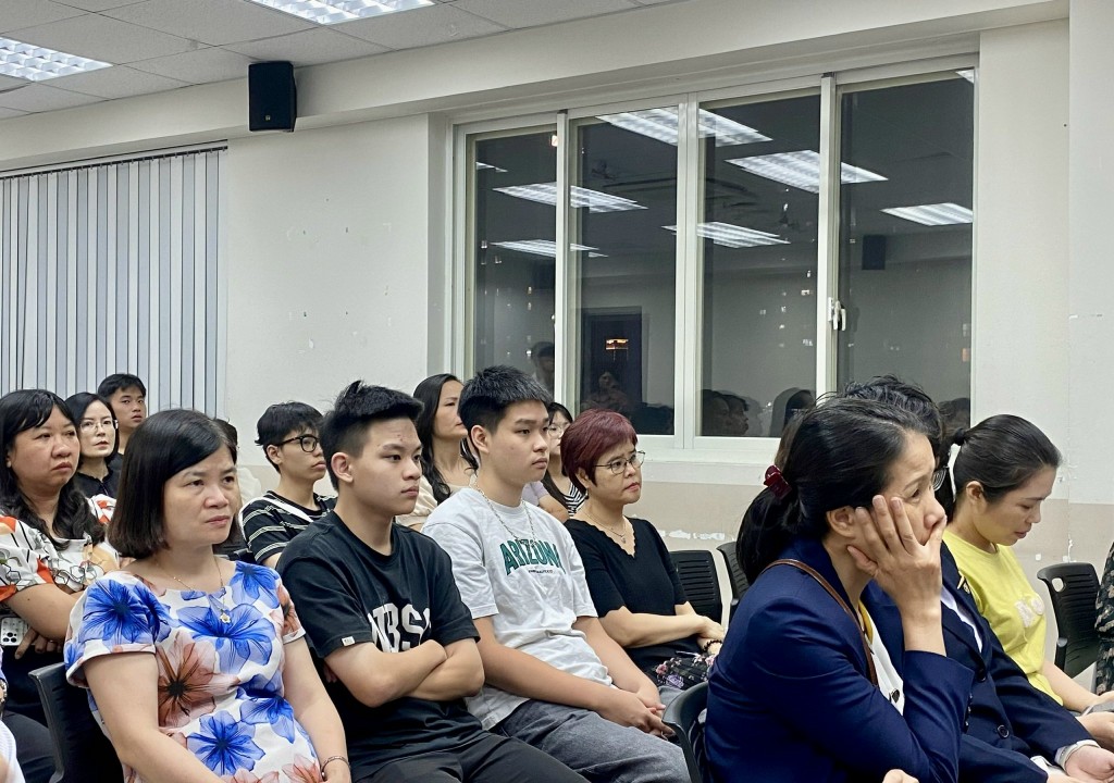 Phụ huynh và các thí sinh tham dự chương trình