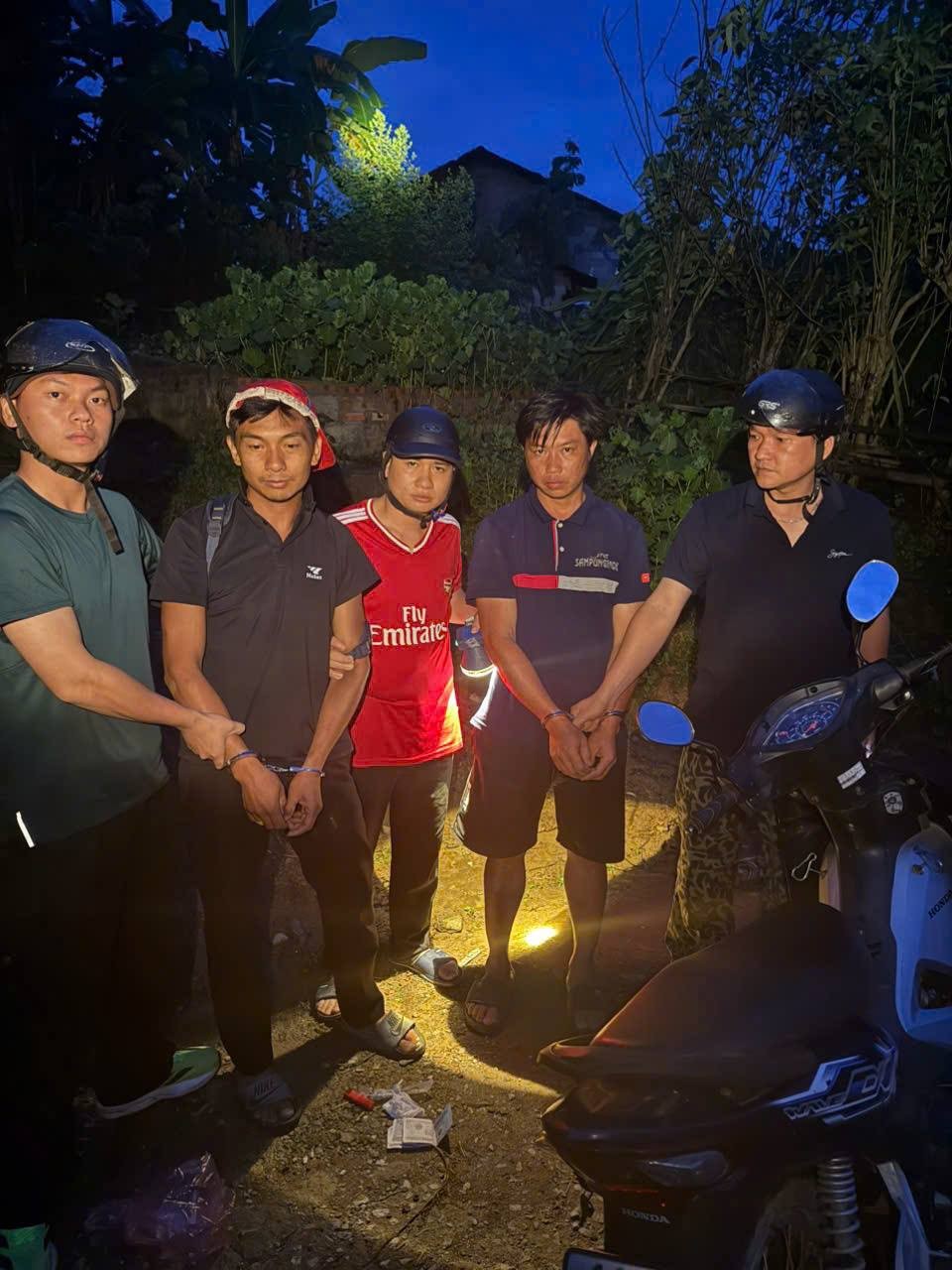 Công an xã Thắng Lợi bắt hai đối tượng Vinh và Học cùng tang vật (tứ trái qua phải đối tượng Triệu Văn Vinh người đứng vị trí thứ 2, đối tượng Hoàng Văn Học đứng vị trí thứ 4)