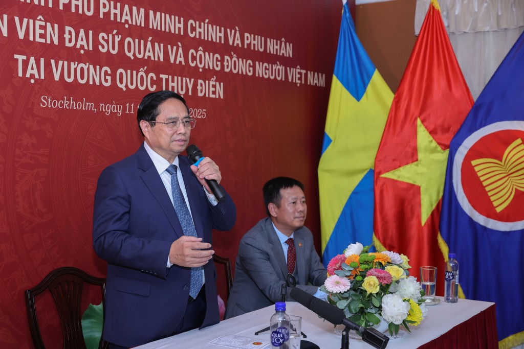 Thủ tướng Phạm Minh Chính phát biểu tại buổi gặp gỡ cộng đồng người Việt Nam tại Thụy Điển - Ảnh: VGP/Nhật Bắc