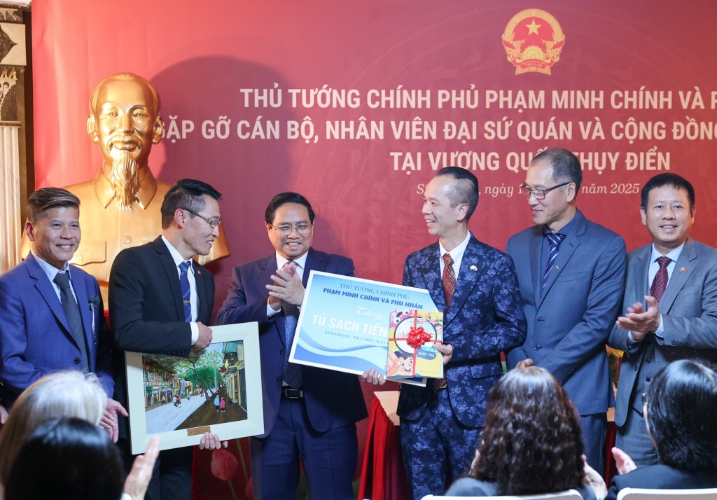 Thủ tướng Phạm Minh Chính và Phu nhân tặng Tủ sách tiếng Việt cho cộng đồng người Việt Nam tại Thụy Điển - Ảnh: VGP/Nhật Bắc