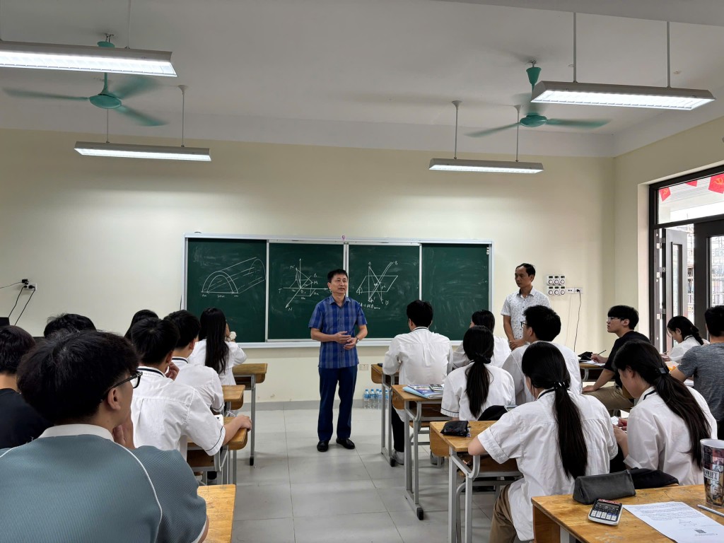 Thầy Dương Hai Bảy Mươi - Hiệu trưởng Trường THPT Yên Viên dặn dò, động viên thí sinh trước kỳ thi tốt nghiệp THPT năm 2025
