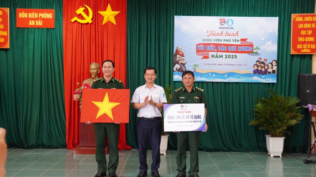Ban Tổ chức trao tặng cờ, quà cho cán bộ, chiến sĩ của Đồn Biên Phòng An Hải.